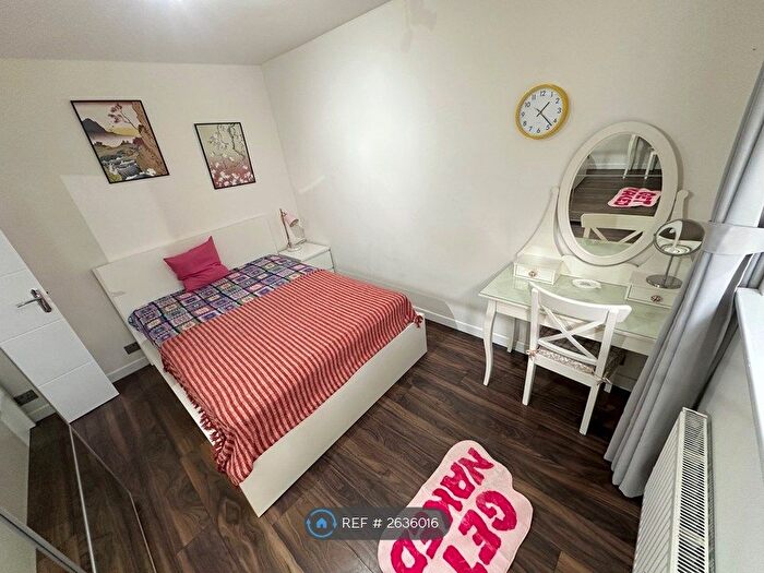 1 Bedroom Flat To Rent In Harling Court, London, SW11