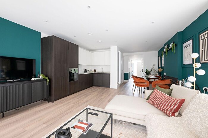 1 Bedroom Flat For Sale In Joseph Avenue, Friary Park, London, W3