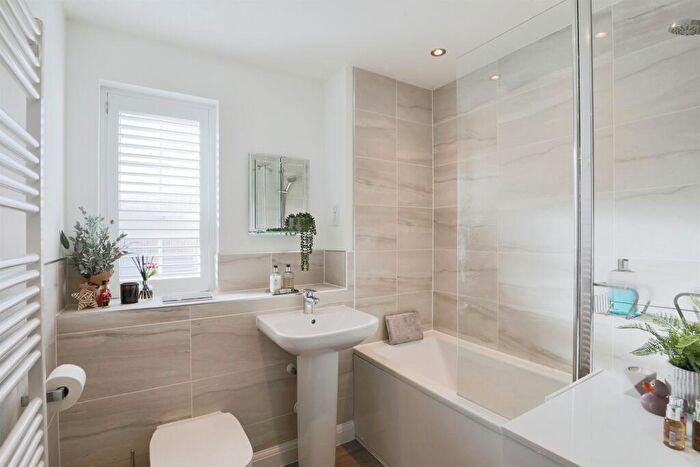 2 Bedroom Apartment For Sale In White Lias Way, Upper Lighthorne, Leamington Spa, CV33