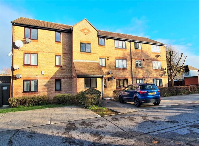 3 Bedroom Flat To Rent In Linwood Crescent, Enfield, EN1