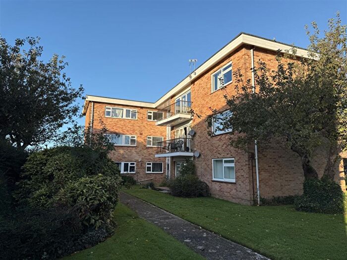 2 Bedroom Flat To Rent In Hawthorn Close, Chichester, PO19