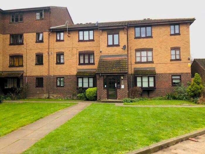 Flat To Rent In Conway Gardens, Grays, RM17