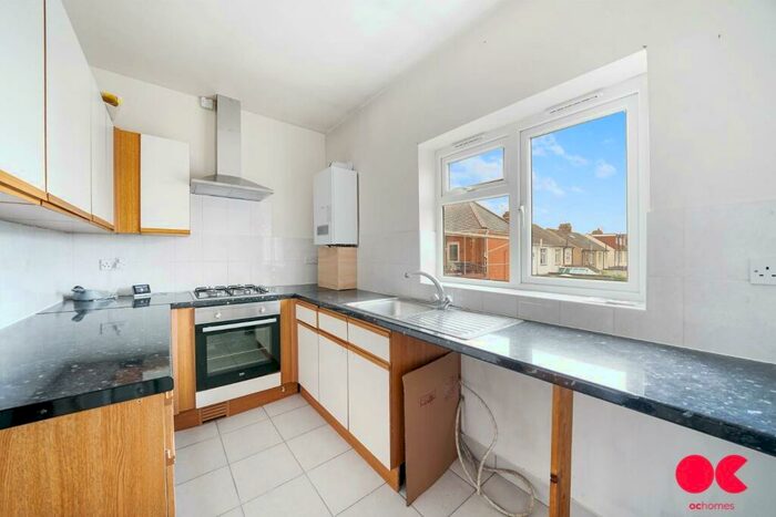 3 Bedroom Flat To Rent In Heath Park Road, Romford, RM2