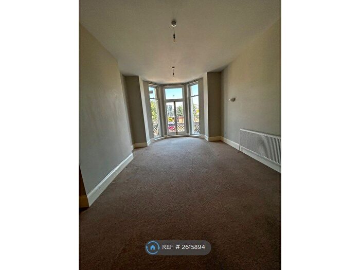 3 Bedroom Flat To Rent In Courtlands Place, Eastbourne, BN21