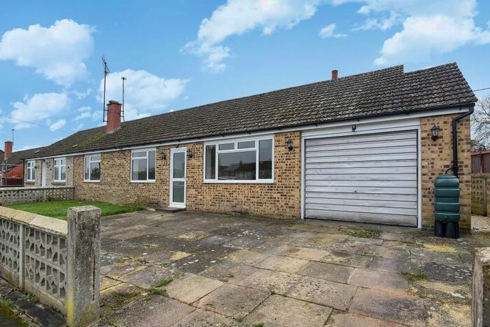 3 Bedroom Bungalow For Sale In Shipton-On-Cherwell, Oxfordshire, OX5