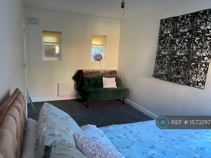 Studio To Rent In Whitehill Avenue, Luton, Bedfordshire, LU1