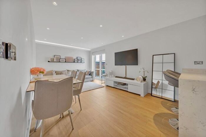 2 Bedroom Flat For Sale In Sanders Lane, Mill Hill, NW7