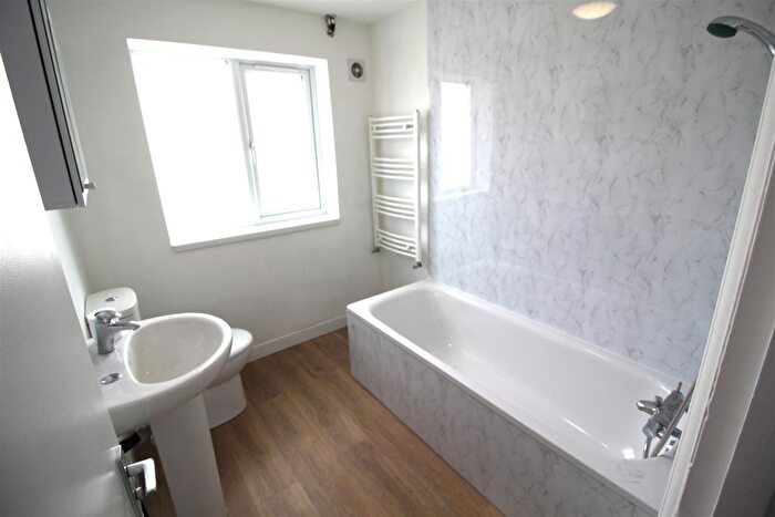 2 Bedroom Flat To Rent In Millet Road, Greenford, UB6
