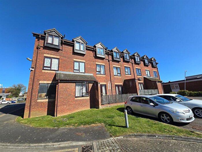 1 Bedroom Flat To Rent In Denbeigh House, Rushden, Northants, NN10