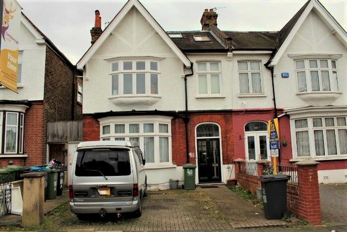 3 Bedroom Flat To Rent In Bellingham Road, Catford SE6