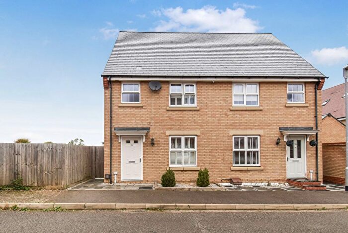 3 Bedroom Semi Detached House For Sale In Tate Drive, Biggleswade, SG18