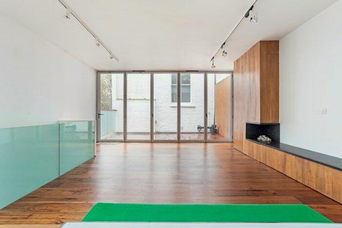 2 Bedroom Mews To Rent In Kramer Mews, London, SW5