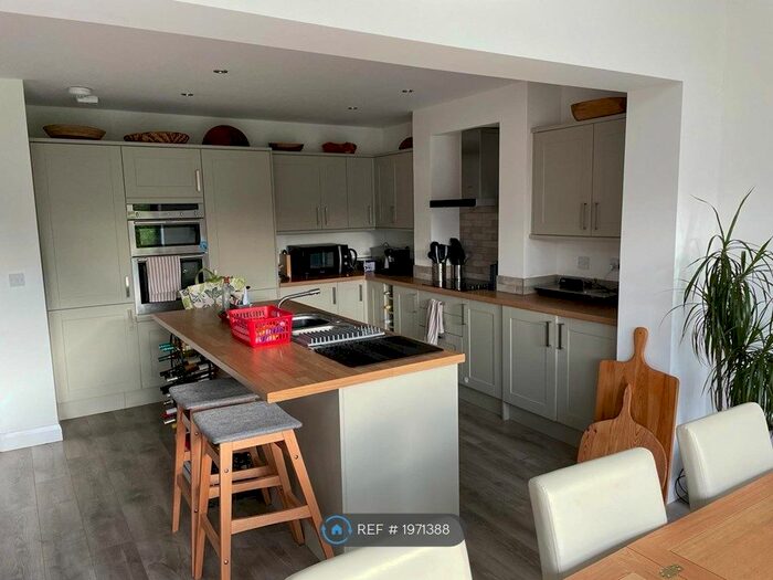 3 Bedroom Semi-Detached House To Rent In Goldington Road, Bedford, MK41