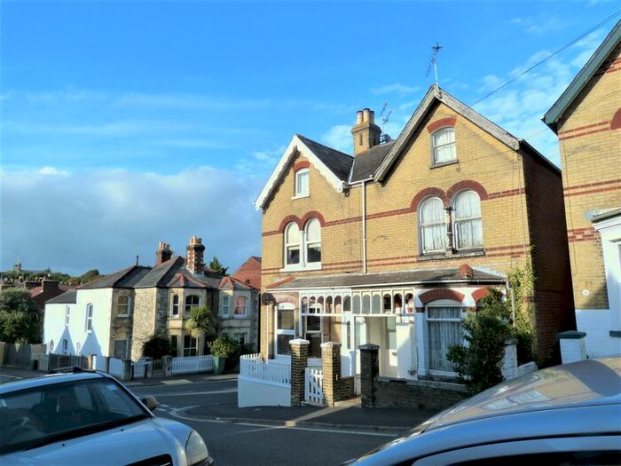 2 Bedroom Flat To Rent In Gordon Road, Cowes, PO31