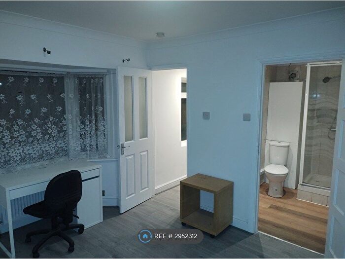 Studio To Rent In Selborne Gardens, London, NW4