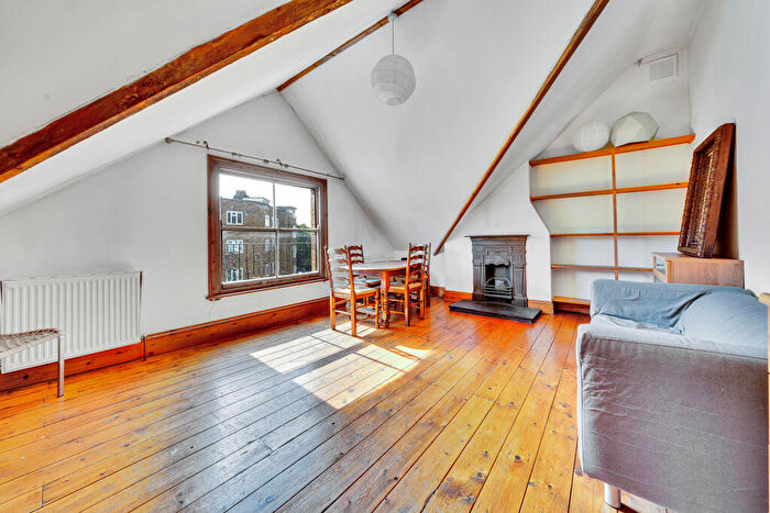 3 Bedroom Apartment To Rent In Gloucester Drive, Finsbury Park, London, N4