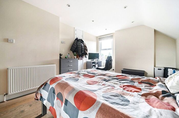 1 Bedroom Flat To Rent In High Street, Bovingdon, Hemel Hempstead, Hertfordshire, HP3