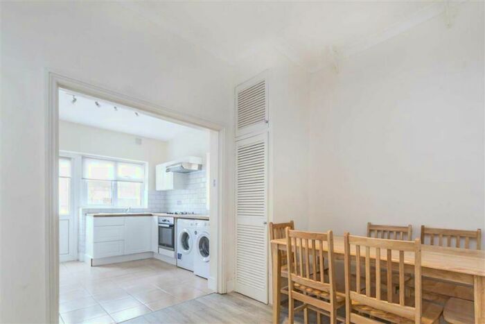 2 Bedroom Flat To Rent In Elm Grove, Cricklewood, NW2