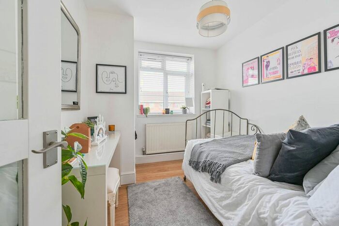 2 Bedroom Flat To Rent In Lansdowne Gardens, Stockwell, London, SW8