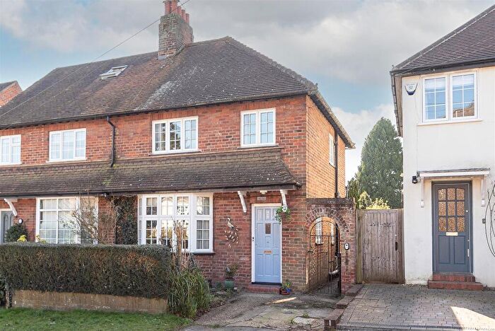 3 Bedroom Semi-Detached House For Sale In Barnfield Road, Harpenden, AL5