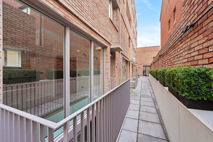 3 Bedroom Mews For Sale In Lamb Mews, London Fields, E8