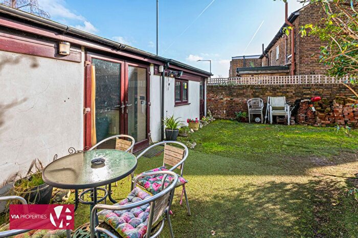 2 Bedroom Bungalow For Sale In Burford Street, Hoddesdon, EN11