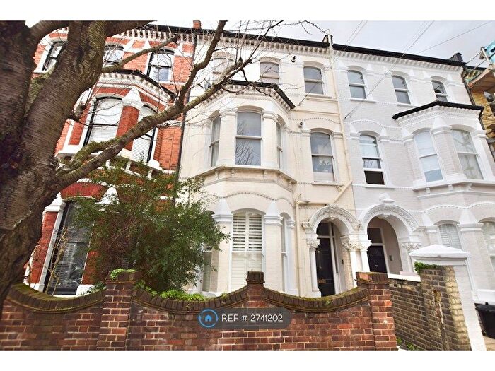 2 Bedroom Flat To Rent In Beauchamp Road, London, SW11