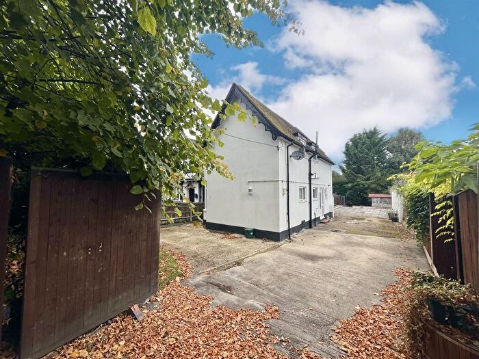 3 Bedroom Semi-Detached House For Sale In Potley Hill Road, Yateley, GU46