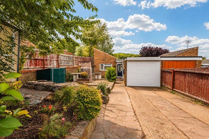 3 Bedroom Bungalow For Sale In Knaves Hill, Linslade, Bedfordshire, LU7
