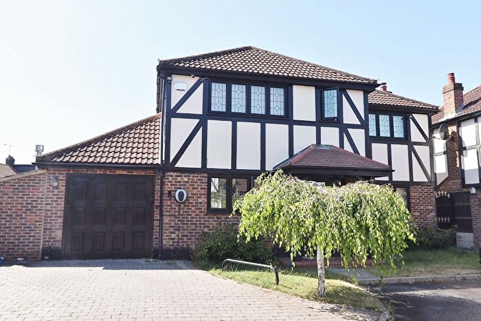 4 Bedroom Detached House To Rent In Campbell Close, Romford, RM1