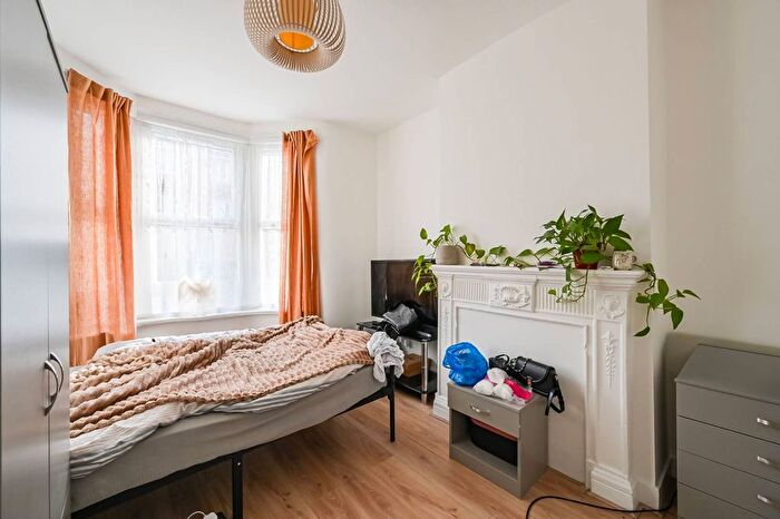 2 Bedroom Flat For Sale In Claude Road, Leyton, London, E10