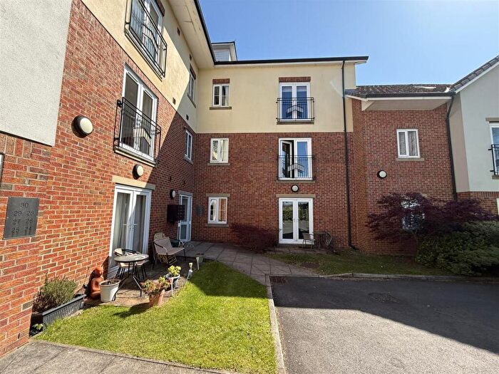 2 Bedroom Apartment For Sale In Badgers Rake, Oldham Road, Springhead, Oldham, OL4