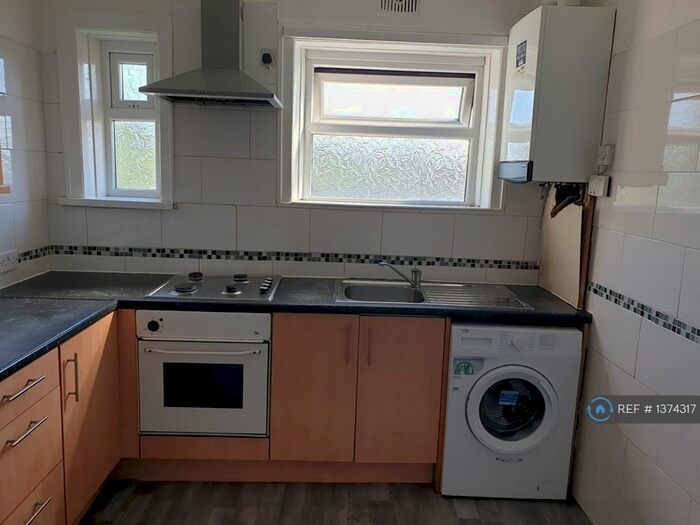 3 Bedroom Flat To Rent In St. Johns Road, Huddersfield, HD1