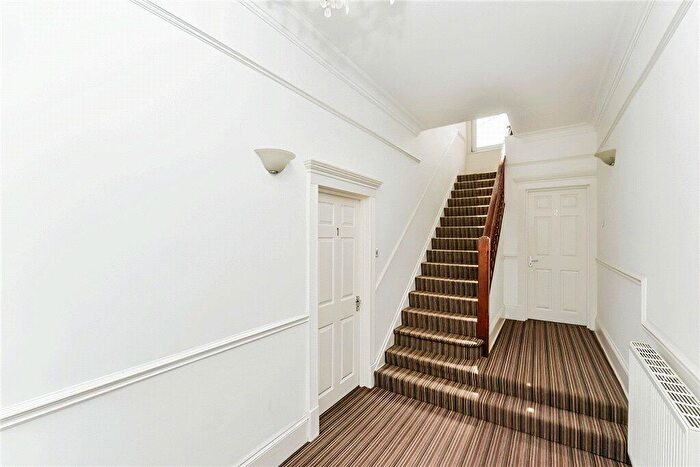 2 Bedroom Apartment For Sale In The Avenue, Totland Bay, Isle Of Wight, PO39
