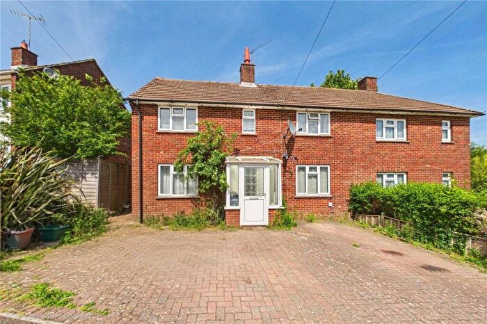3 Bedroom Semi Detached House For Sale In Kipling Walk, Basingstoke, Hampshire, RG22