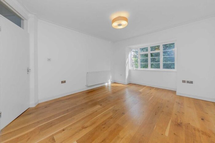 2 Bedroom Flat To Rent In Colney Hatch Lane, London, N10
