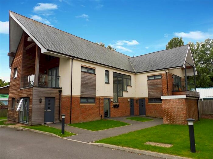 2 Bedroom Flat To Rent In Faversham Road, Kennington, Ashford, TN24