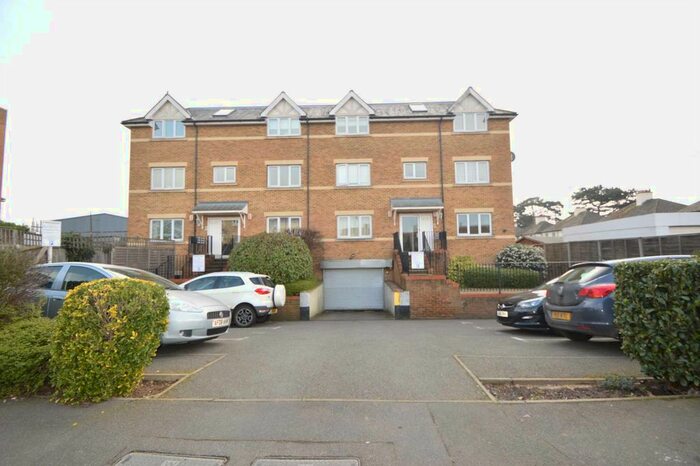 1 Bedroom Flat To Rent In Chertsey Road, Ashford, TW15