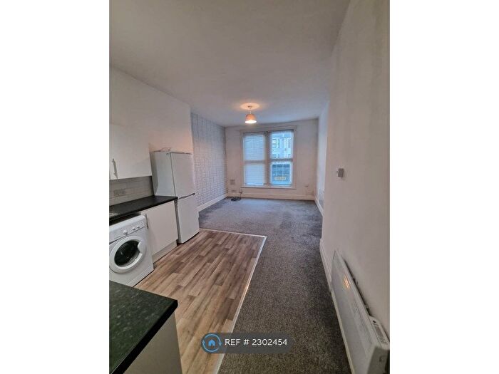 1 Bedroom Flat To Rent In Empress Avenue, Ilford, IG1