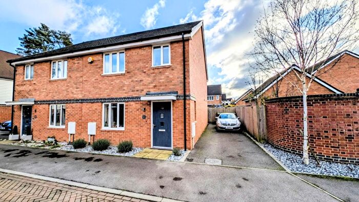 3 Bedroom Semi Detached House For Sale In Gilbert White Close, Bordon, Hampshire, GU35