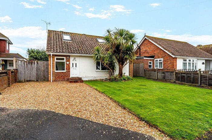3 Bedroom Chalet For Sale In The Close, Selsey, PO20