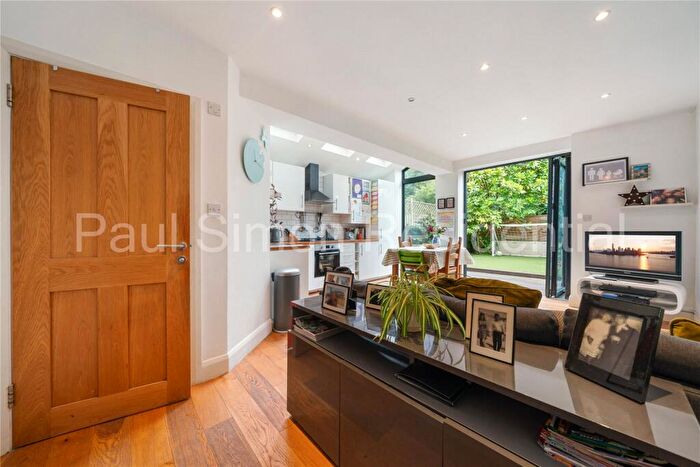 2 Bedroom Apartment For Sale In Umfreville Road, London, N4