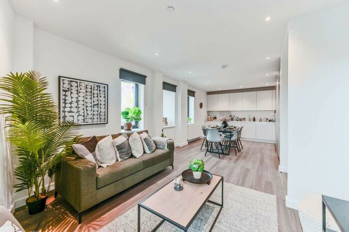 3 Bedroom Flat To Rent In No. College Road, Croydon, CR0