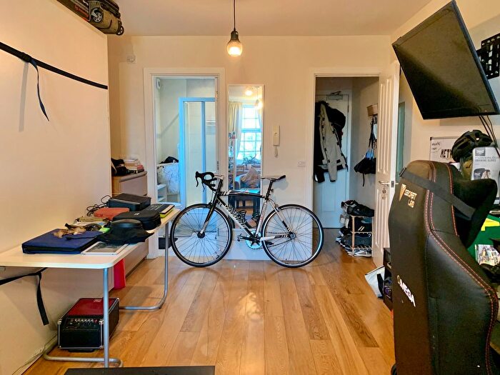 Studio To Rent In Caddington Road, Cricklewood, NW2