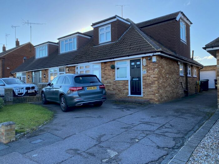 3 Bedroom Bungalow To Rent In Alderwood Drive, Abridge RM4