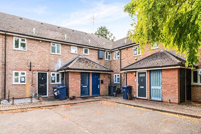 2 Bedroom Flat For Sale In Sunny Way, London, N12