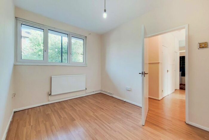 2 Bedroom Flat To Rent In Church Street, Stoke Newington, London, N16