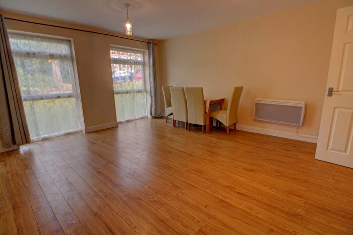 2 Bedroom Maisonette For Sale In Baron Court, Reading, RG30