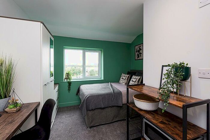 8 Bedroom House Of Multiple Occupation To Rent In Parsons Lane, Bury, BL9