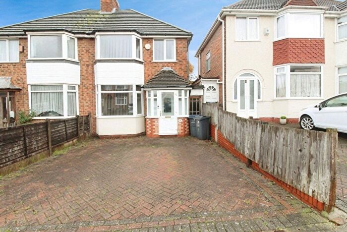 3 Bedroom Semi Detached House For Sale In Elmcroft Road, Birmingham, West Midlands, B26